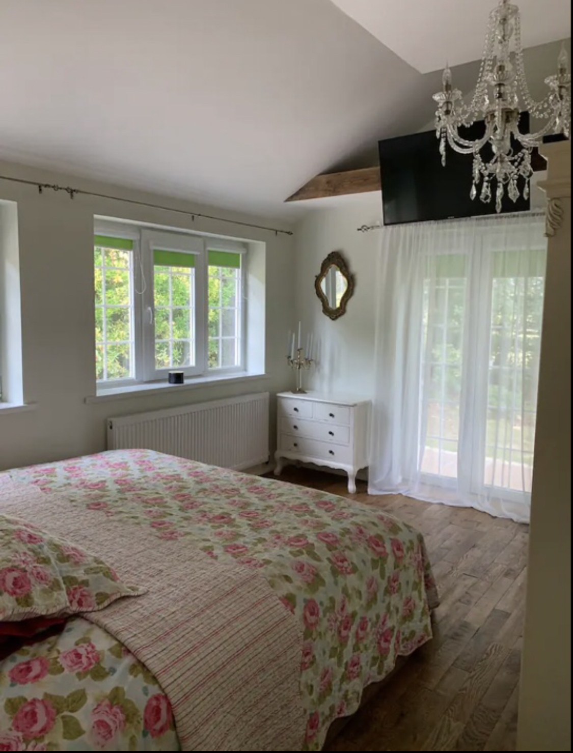 Kingsize en-suite jacuzzi garden room