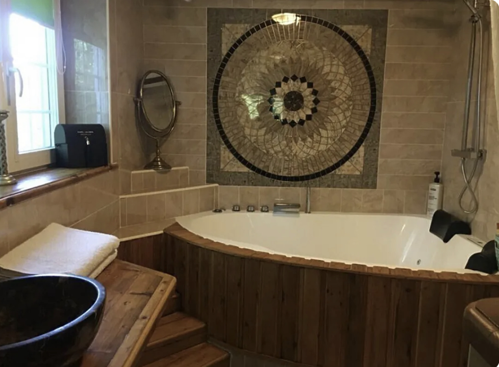 Kingsize en-suite jacuzzi garden room